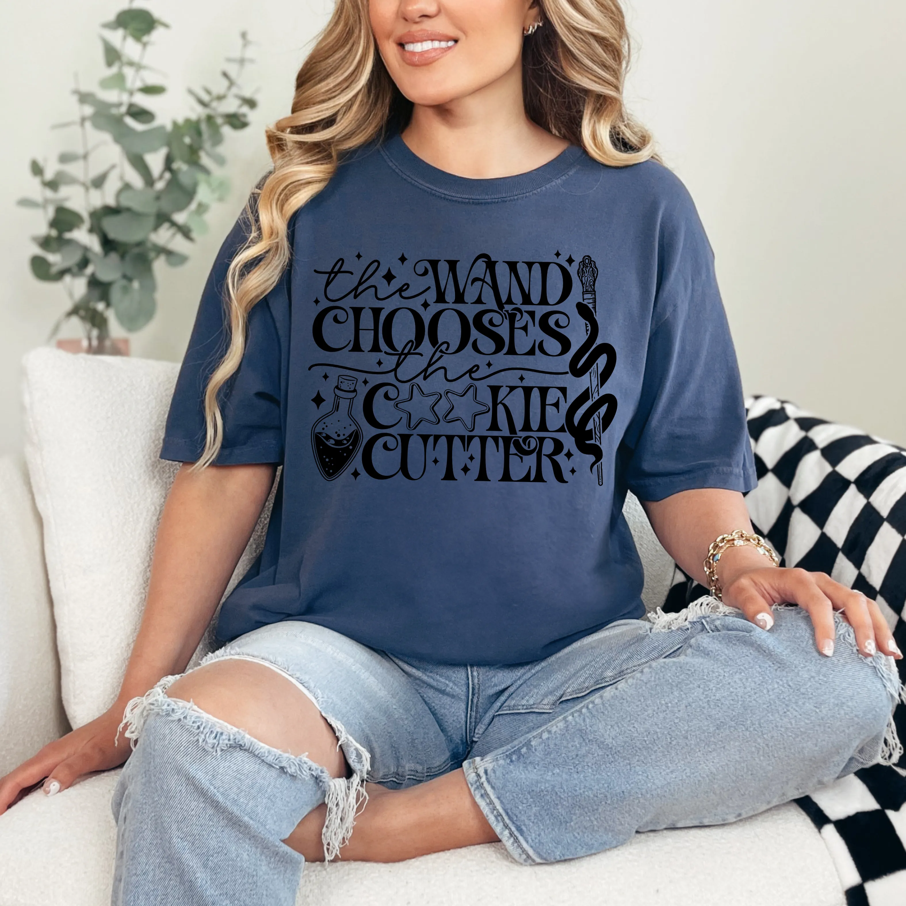 The Wand Chooses [Black Design] - T-Shirt
